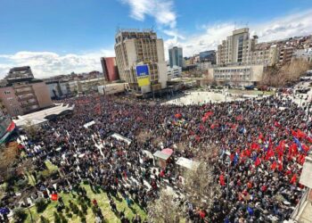 FOTOLAJM/ Rama poston imazhet nga Prishtina: Me marshin për drejtësi