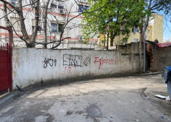 Shembet “Muri i Berlinit” në Tiranë
