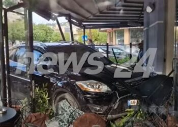 Aksident i frikshëm në Vlorë, përplasen dy mjete, njëri përfundon në lokal