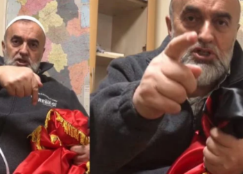 Hoxhë Mazllami shfaqet duke përdhosur flamurin kombëtar: Kjo është leckë, ne nuk adhurojmë shqiponja