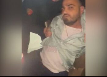 Ishte për iftar, publikohet fotografia e Ramazan Rrajës në momentin e arrestimit me pistoletë në brez