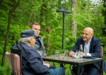 Një kafe me Roland Bejkon! Kush janë personalitetet e njohura që mbështesin kandidatin demokrat