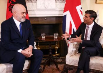 Vrasja e Nikulajt, gazetari ironi me Sunak: Hajde mblidh kriminelët britanikë që po përgjakin Shqipërinë