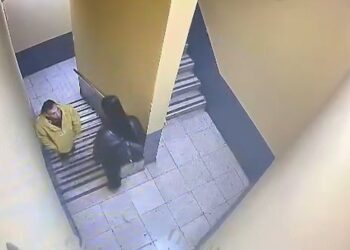 VIDEO/ Si maniaku Xhejson Bregu kapi kenianen nga të pasmet dhe ngacmoi minorenen në ashensor