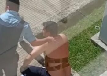 VIDEOLAJM/ Grabitësit marrin peng drejtorin e bankës, i vendosin bombën në gjoks