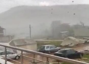 VIDEO/ Fatkeqësitë nuk ndalen në qytetin turk të shkatërruar nga tërmeti, goditet nga tornado