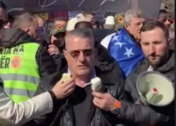 Babai i Granit Xhakës mban fjalim para protestuesve në Hagë: Po tentohet të gjykohen luftëtarët e lirisë