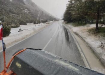 Pranvera “harron të vijë”. Reshje dëbore në Llogora, ja si paraqitet aksi rrugor