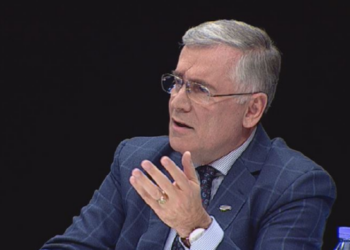 Ish-ambasadori Tarifa shpjegon librin e tij dhe jep detaje: “Erdhi me vonesë sepse kishte qenë tërë natën në kazino” (Fatos Nano në SHBA)