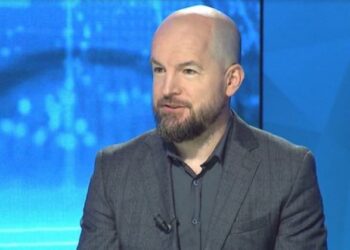 Alfred Lela merr në mbrojtje Këlliçin: Belo që nxjerr gishtin e mesit tregon guxim politik