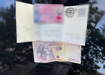 Tentuan të korruptonin policin me kartëmonedha 2000 lekëshe, dy të arrestuar në Tiranë