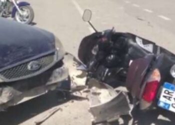 Aksident me vdekje/ Me shpejtësi skëterrë, motori përplaset me makinën e ndaluar në rrugë, dalin detajet tronditëse