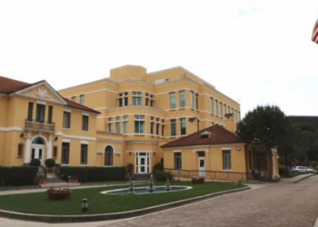 Ambasada e SHBA: Sot vetëm 3 vende bosh në Gjykatën e Lartë, më pak çështje të mbetura