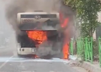 E frikshme/ Shpërthen në flakë urbani në Tiranë, pasagjerët dalin pa dëme, ja detajet e para