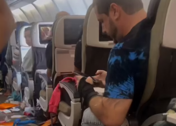 Momente tmerri/ Pasagjerët në panik nga turbulencat në avion, dy anëtarë të ekuipazhit mbetën të lënduar