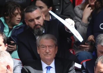 FOTOT/ Dielli “bezdis” Berishën, truproja i bën hije dhe fresk me pankartën e koalicionit
