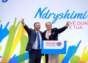 I ndërroi bravat e dyerve/ Berisha e nxori nga zyra Igli Carën si mik të Olldashit, sot e ka kandidat për Durrësin
