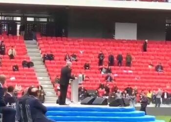 Stadiumi i boshatisur teksa fliste Berisha, drejtuesit politikë të PS: Stadiumi i ri që shanin deri dje u kthye në gropën ku u mboll foltorja!