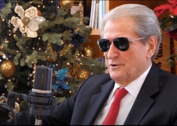 Garë e ashpër online/ Berisha si Rama, fillon ‘podcast’, sot emisioni i parë me pemën e Vitit të Ri në sfond