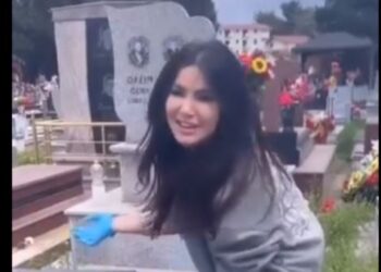 VIDEO skandaloze! Motrat Pojani tallen në varreza me të vdekurit: Fytyra ime kushton para…