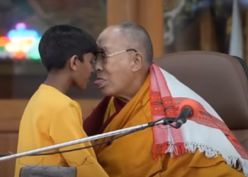 VIDEO/ “Më thith gjuhën”/ Dalai Lama puthi një fëmijë në buzë, kërkon falje pas videos me të miturin