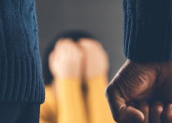 Nxori nga shtëpia vajzën e mitur dhe dhunoi gruan pasi e mbrojti, bie në pranga 47-vjeçari