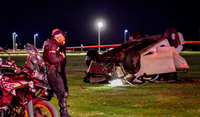 Police at the scene of a car-ramming attack in Tel Aviv, April 7, 2023. Photo by Avshalom Sassoni/Flash90 *** Local Caption *** פיגוע
תל אביב
ירי
טיילת
טרור