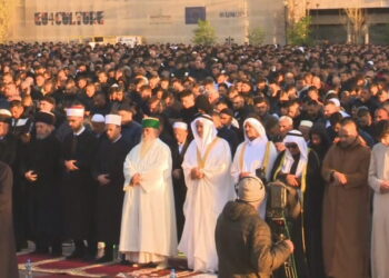 Besimtarët myslimanë festojnë Fiter Bajramin, falin namazin në sheshin ‘Skënderbej’