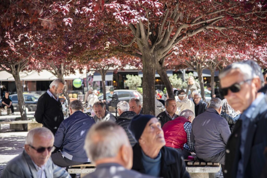 “Kujdes pensionet”, Banka e Shqipërisë: Kërkohet rinovim i skemës! Rënia e euros uli çmimet dhe inflacionin