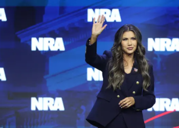 Nga pushka ‘shotgun’ e automatiku tek…/ Shokon guvernatorja amerikane: Edhe mbesa ime 2-vjeçare mban armë