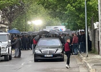 VIDEO/ Braktisja e madhe, qytetarët në Bathore e lënë vetëm në shi Berishën