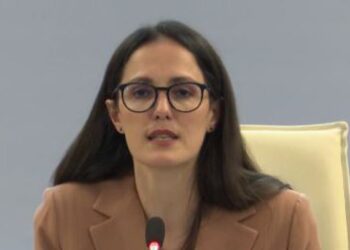 A do të rriten rrogat në privat? Ministrja: Absolutisht që do t’i tërheqim në këtë skemë