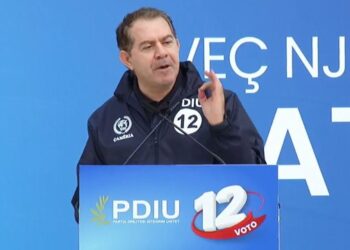 ‘Thumbon’ Këlliçin për autobusët/ PDIU hap fushatën nga varrezat e Kllogjerit, Idrizi: Askush në Parlament nuk e përmend Çamërinë