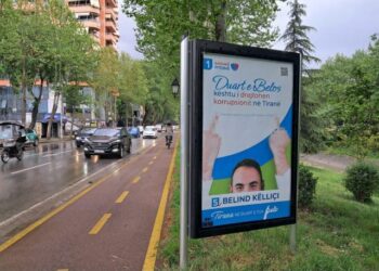 FOTO/ Këlliçi nxjerr gishtin e mesit në publik, qytetarët e ‘masakrojnë’ me komente në rrjetet sociale