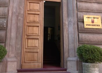 Si po rriten pagat? Qeveria i shkruan Kuvendit: U prish hierarkia me Reformën në Drejtësi. Presidenti, më pak se…!