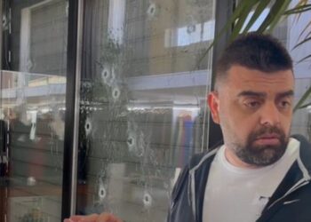 “Ke frikë të jetosh në shtëpinë tënde”/ Pronari i biznesit që u sulmua me kallashnikov: Kamerat u fikën para të shtënave. Jam tronditur!