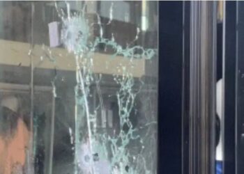 Emri/ Qëllohet me breshëri kallashnikovi drejt biznesit në Laç, reagon policia: Është identifikuar autori