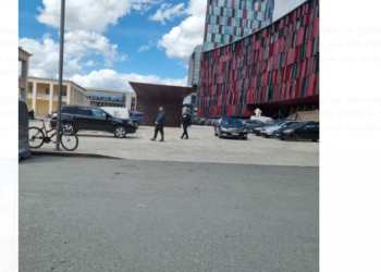 FOTO-LAJM/ Ja zgjidhja e Berishes për parkimin në Tiranë: Makinat luksoze, mbi trotuar dhe…!