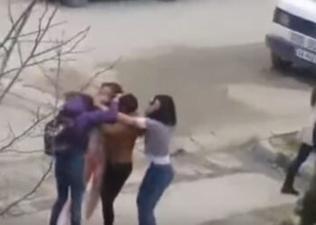 ‘Shpërthen’ sherri me grushta e shkulje flokësh mes dy mësueseve në shkollë, dalin detajet e para