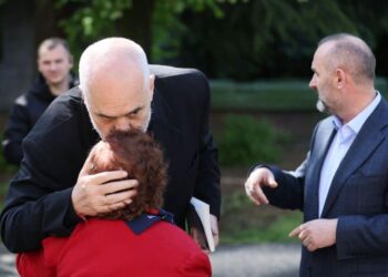 Rama ndan fotot, ja cila është gruaja në krah të kryeministrit dhe çfarë i kërkoi ajo