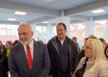 Tani është mësues/ Rama takon kundërshtarin e tij në basketboll: Ishte më i mirë se unë