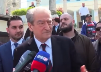 VIDEOLAJM/ Gafa e Sali Berishës në Kavajë, nuk njeh as kandidatin e tij