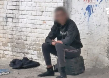 17-vjeçari me probleme mendore i vë flakën shtëpisë, familja me 7 anëtarë mbeten në qiell të hapur