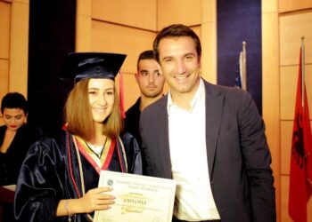 FOTOLAJM / Kur ‘Harry Fultz’ shpërndante diploma dhe jo listë notash…
