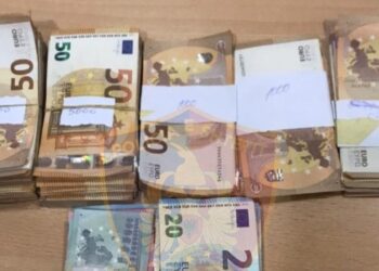 Lumë eurosh të padeklaruara, 30-vjeçari kapet në Kapshticë me mbi 15 mijë euro në valixhe