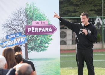 “Ç’a hallesh ka Saliu?”/ Veliaj: 80 vjeç u bëre lolo në stadium, të lanë edhe ata të partisë tënde