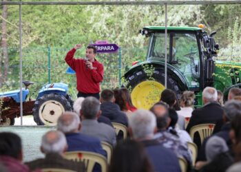 Veliaj: PS si traktor i ri modern, që ecën vetëm perpara. Çifti Berisha-Meta traktor pa gomë që mezi lëviz