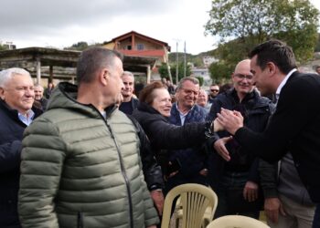 Veliaj me banorët e Kombinatit: Sot qielli është blu e qyteti është më i pastër, reja me kancerin nga Sharra s’endet më mbi Tiranë