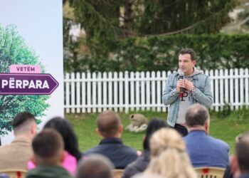 Veliaj, me banorët e Krrabës, Petrelës e Bërzhitës: Vetëm duke ecur përpara mund të bëjmë punë të mira; ata kanë hall se s’venë dot deri në Rinas
