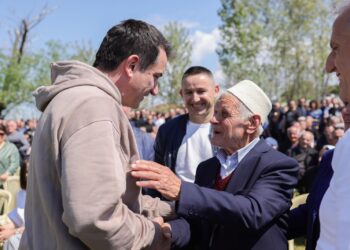 Veliaj në Zall-Herr: Demokratët të mendojnë për hallin e familjeve të tyre, jo për hallin e Saliut non-grata